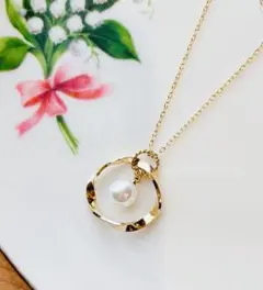 【匿名配送】ハンドメイドネックレス　デザインパーツ＆パール　ゴールド