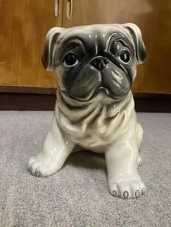 【パグ犬】　陶器の置物