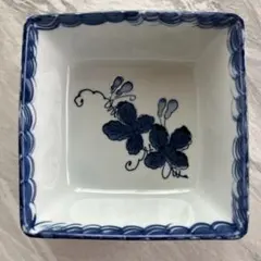 焼き物 青い花柄の四角い陶磁器ボウル 15cm