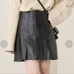 Chico レザー裾プリーツミニスカート