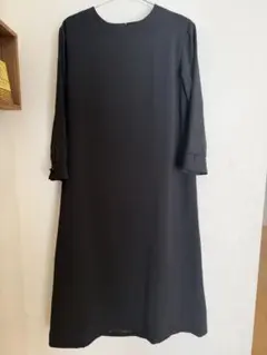 黒のカフス付き長袖ワンピースのサムネイル