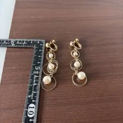 パール色とゴールドメッキリングのロングピアス
