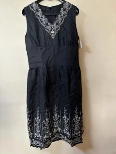 ルイフェロー　黒の刺繍入りノースリーブワンピースのサムネイル