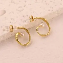 陽だまりの輪– 暖かな陽だまりを包み込む輪をイメージしたピアス