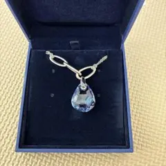 スワロフスキー　青色クリスタルペンダントネックレス