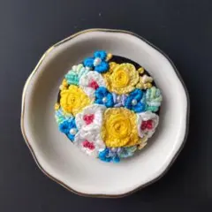 ハンドメイド　くるみボタン　刺繍ブローチ
