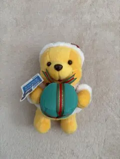 くまのプーさん ディズニー クリスマス2006年 ぬいぐるみ オーナメント　レア 赤いコートを着たくまのプーさんのぬいぐるみ！東京ディズニー
