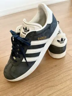 adidas Gazelle グレー/ホワイト スニーカー