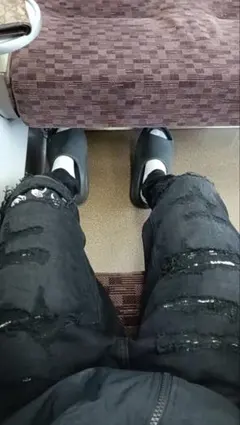 黒 スキニーデニム ダメージ加工