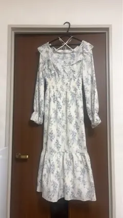 アプレジュール 花柄ワンピース 白と青