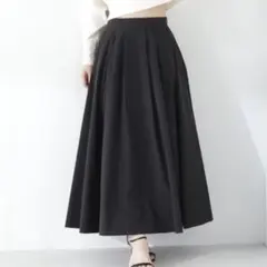 ナチュラルビューティーベーシック　タックボリュームフレアスカート　ブラック