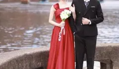 レッドオフショルダー ロングドレス フラワーブーケ付き