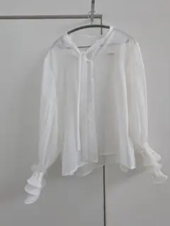 ホワイト シフォン　ボウタイ　シャツ