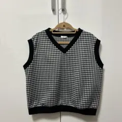 ギンガムチェックのVネック黒ベスト