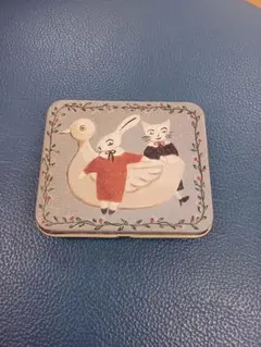 ウサギと猫のデザイン小物入れ