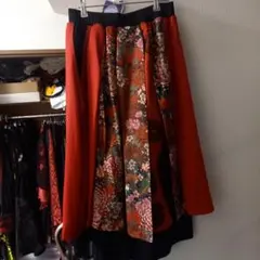 花柄と無地の赤色ワイドパンツ　八分丈