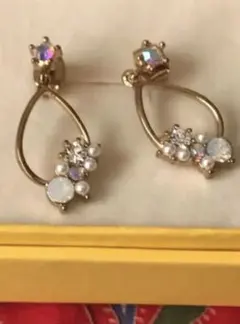 ピアス　　刻印なし　オパール風　ラインストーン