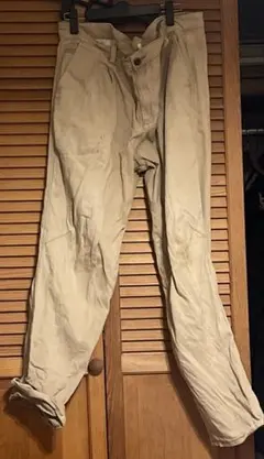 ベージュ チノパン