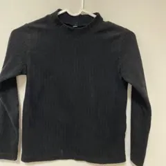 黒いリブ編み長袖カットソー