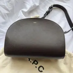 美品 A.P.C. ハーフムーン ショルダーバッグ 型押しレザー 茶のサムネイル