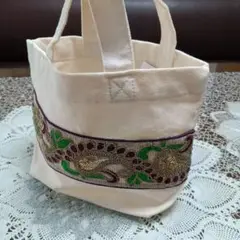 刺繍付きクリーム色トートバッグ