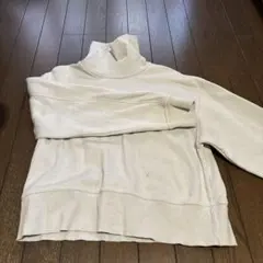 クリーム色 ハイネック 長袖セーター