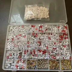 アルファベットビーズ E 仕切り付きケース(新品ハートビーズ付き)