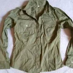 カーキ シャツ