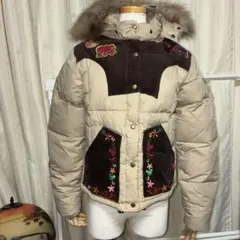 お値下げ！ミッキーマウス　刺繍やワッペンが可愛い❣️ダウンジャケット