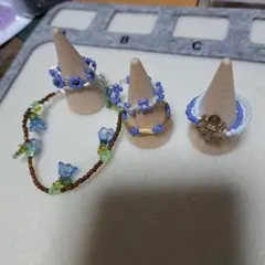 ビーズリング4つと青いお花のブレスレットのセット