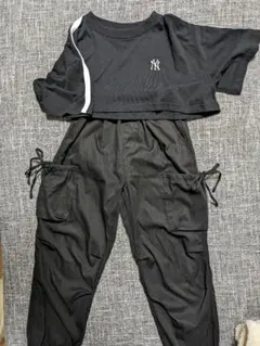 NYロゴ ブラック クロップドトップとパンツセット