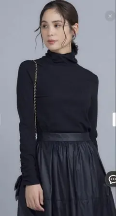 組曲　ブラック ハイネック 長袖 ラメシアータートルトップス