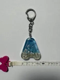 海モチーフ　貝入り　レジン製　ハンドメイドイニシャル「A」型チャーム
