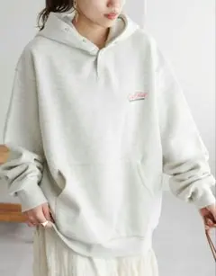 Discoat 裏起毛 ワンポイント刺繍フード付きハーフスナップ スウェット