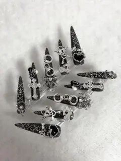 ネイルチップ　ゴテゴテネイル　パンクネイル y2k 黒ネイル