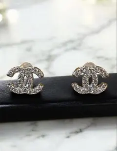 【大人気】キラキラダイヤモンド風ラインストーンシルバーピアス