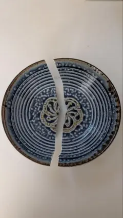 青色模様の円形皿（ひび割れあり）