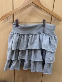 フリル付きグレーのミニスカート