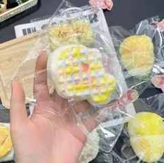 ワッフル小魚ミルフィーユ風 スクイーズ ふわもち 低反発 可愛い 人気