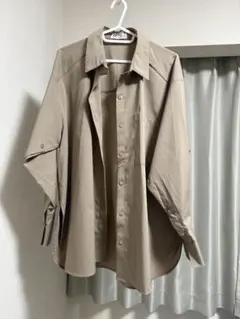 美品　earth music&ecology ベージュ 長袖シャツのサムネイル