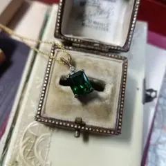 イギリスヴィンテージ　グリーンガラス　ネックレス　ペンダント