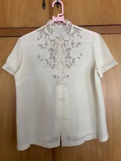 シルクチャイナ風刺繍入りクリーム色半袖シャツ