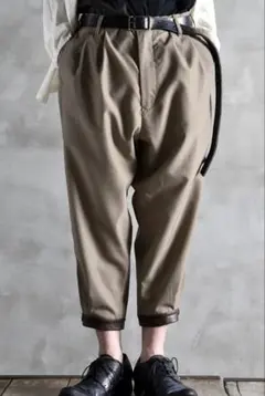 テーパードタイプのクロップドパンツ