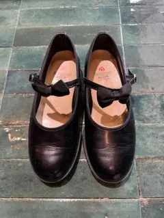 ハルタ　黒のリボン付きフォーマルシューズ　22cm