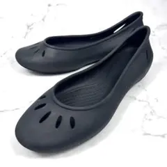 Crocs クロックス サンダル フラット ブラック フラットシューズW8 24のサムネイル