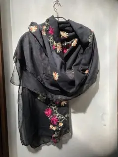 黒の刺繍入り大判ショール　 タイ制