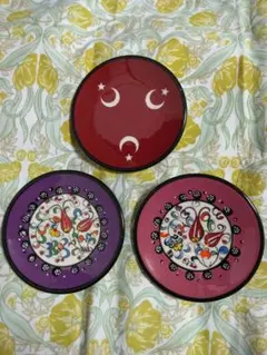 キュタフヤ陶器　トルコ製手描き飾り皿2枚セットとトルコ国旗手描き飾り皿1枚