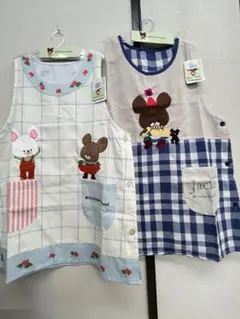 エプロンくまのがっこう2枚セット4,400円。