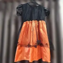 オレンジと黒のフリル付きドレス
