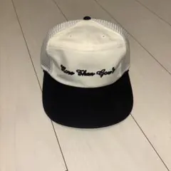 刺繍入りトラッカーキャップ ホワイト/ブラック